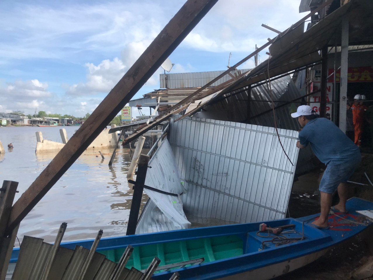 Hiện trường vụ sạt lở. Hiện trường vụ sạt lở.