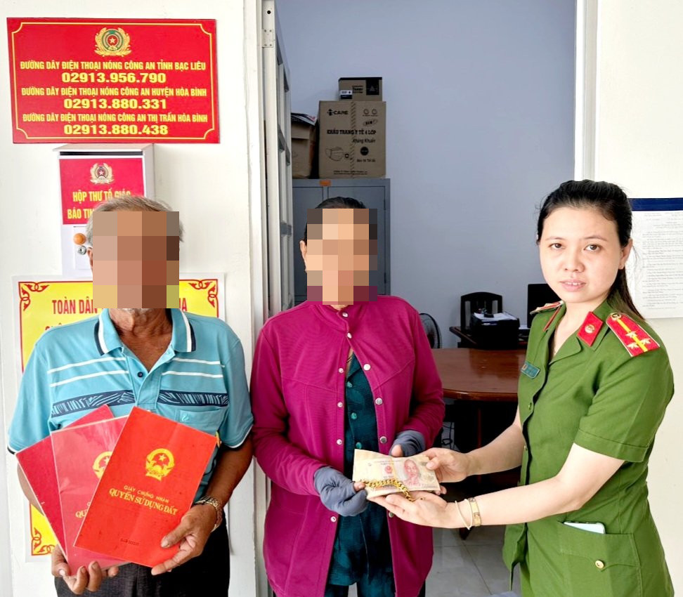 Công an thị trấn Hoà Bình trao trả lại tài sản cho người đánh rơi.