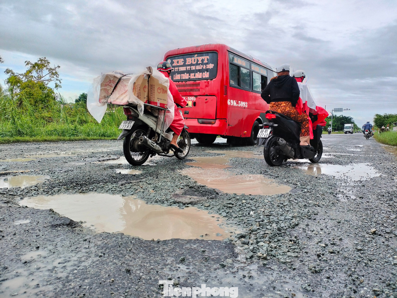 Tuyến quốc lộ 1 qua Cà Mau xuất hiện nhiều "ổ voi, ổ gà". Ảnh: Tân Lộc.