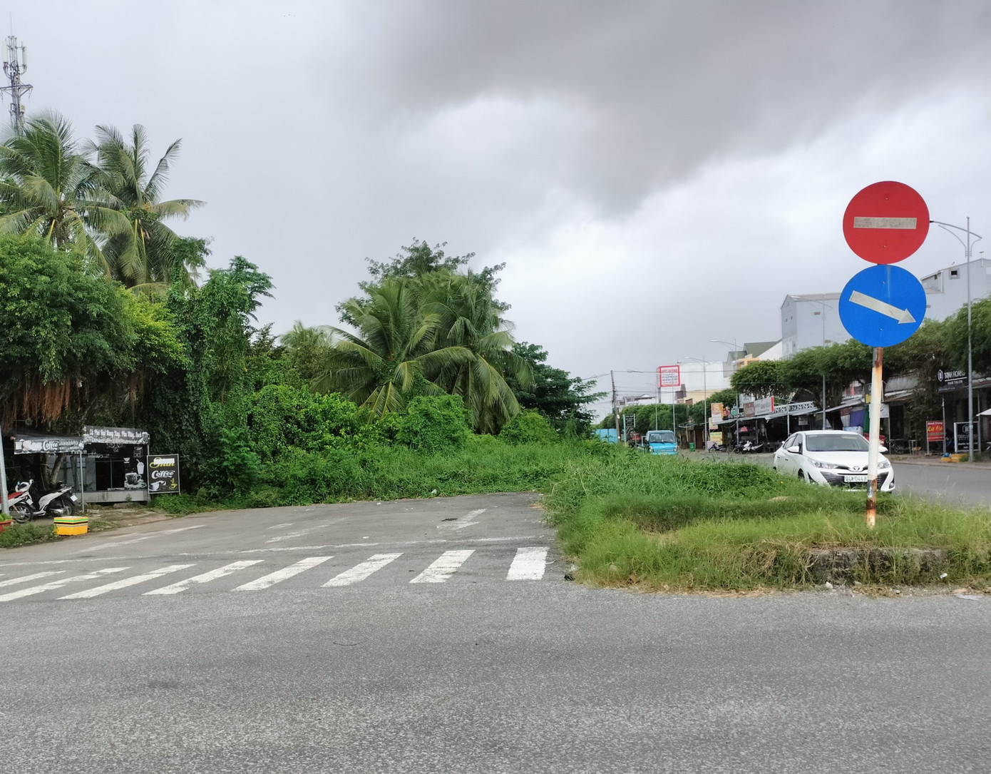 Từ 8 điều kiện ban đầu, phía bà Hường đã rút lại còn 2 yêu cầu về giải phóng mặt bằng. Tỉnh Bạc Liêu đang xác minh, làm rõ các yêu cầu này, nếu có cơ sở sẽ giải quyết thấu tình đạt lý. Trong ảnh là ngã ba đường Tôn Đức Thắng giao đường Võ Văn Kiệt mà hộ bà Hường cho rằng phần đất của gia đình tiếp giáp với đường Tôn Đức Thắng. Từ đó, bà Hường yêu cầu đền bù theo mức bồi thường của tuyến đường có giá cao nhất.