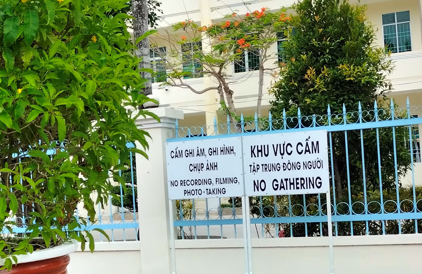 Một số cơ quan, sở ngành của tỉnh Bạc Liêu đã gỡ bỏ bảng "cấm ghi âm, ghi hình, chụp ảnh". Một số cơ quan, sở ngành của tỉnh Bạc Liêu đã gỡ bỏ bảng "cấm ghi âm, ghi hình, chụp ảnh".