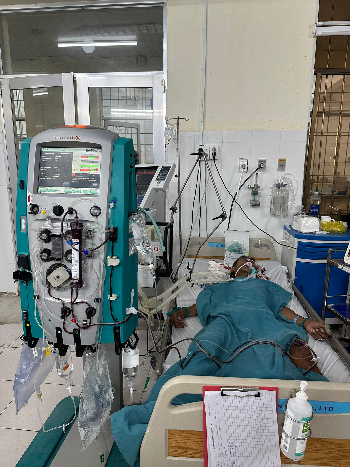 Bệnh nhân đang lọc máu do ngộ độc rượu. Bệnh nhân đang lọc máu do ngộ độc rượu.