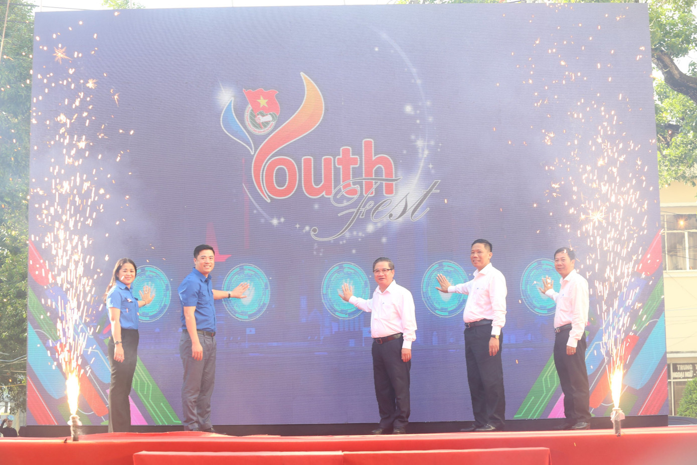 Lãnh đạo thực hiện nghi thức khai mạc Ngày hội thanh niên thành phố Cần Thơ năm 2023.