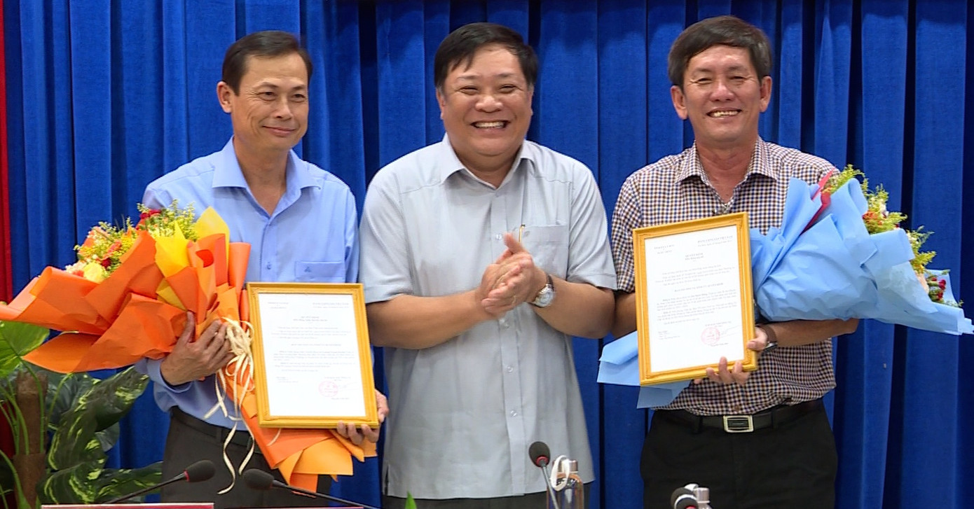 Ông Dư Minh Hùng (bên phải) được bổ nhiệm làm Giám đốc Sở Y tế Cà Mau.