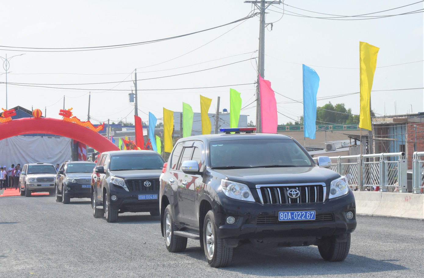 Đoàn xe đầu tiên tiến qua cầu sông Ông Đốc sau lễ thông xe. Đoàn xe đầu tiên tiến qua cầu sông Ông Đốc sau lễ thông xe.