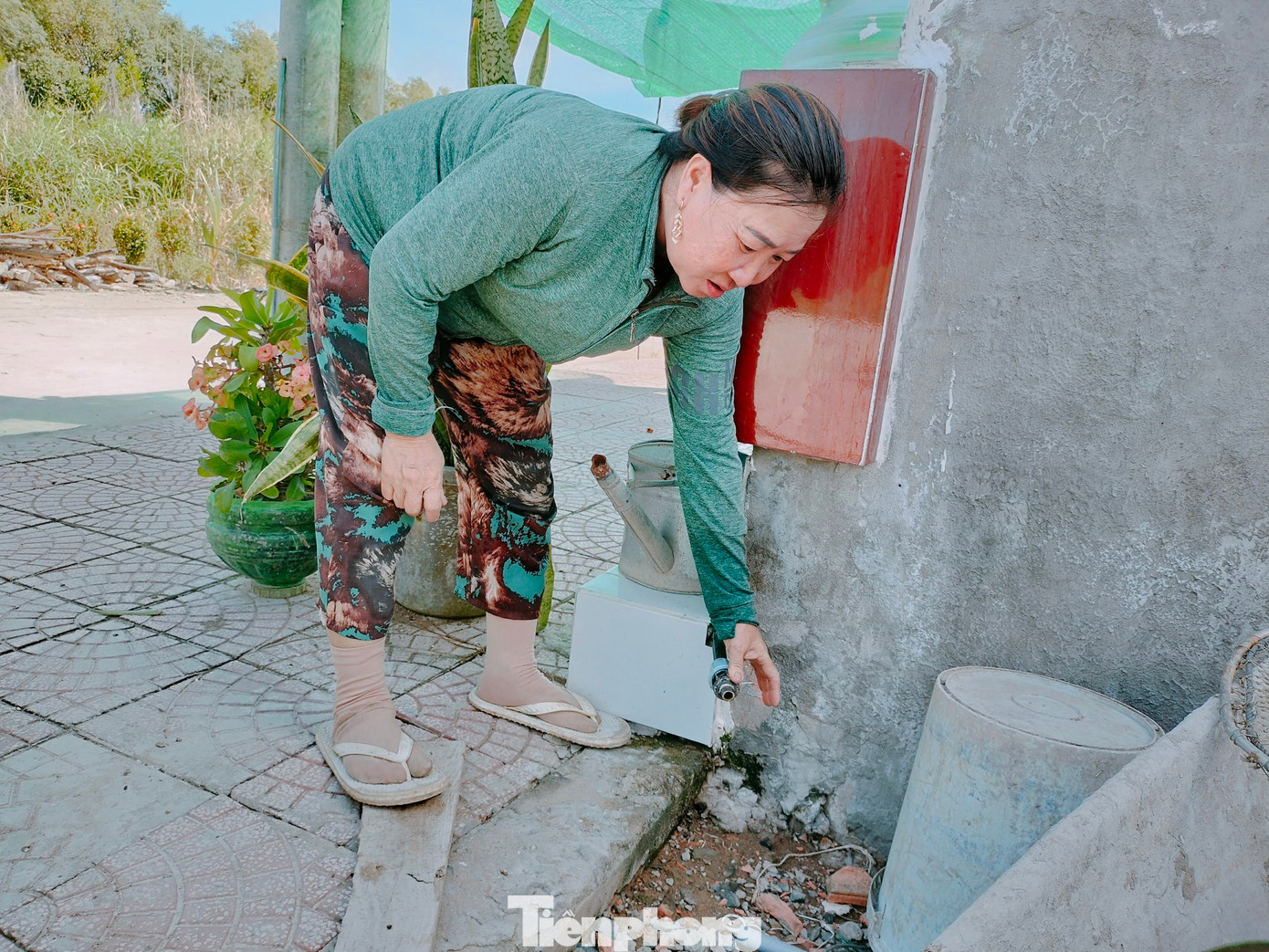 Những hộ dân nằm cuối tuyến gần như nước không chảy tới gần một tháng qua.