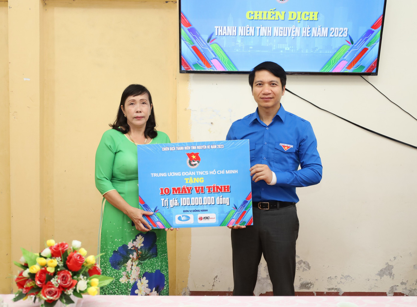 Anh Nguyễn Ngọc Lương – Bí thư Thường trực T.Ư Đoàn tặng 10 bộ máy vi tính cho Trường Tiểu học Phú Hưng A (huyện Cái Nước, tỉnh Cà Mau).