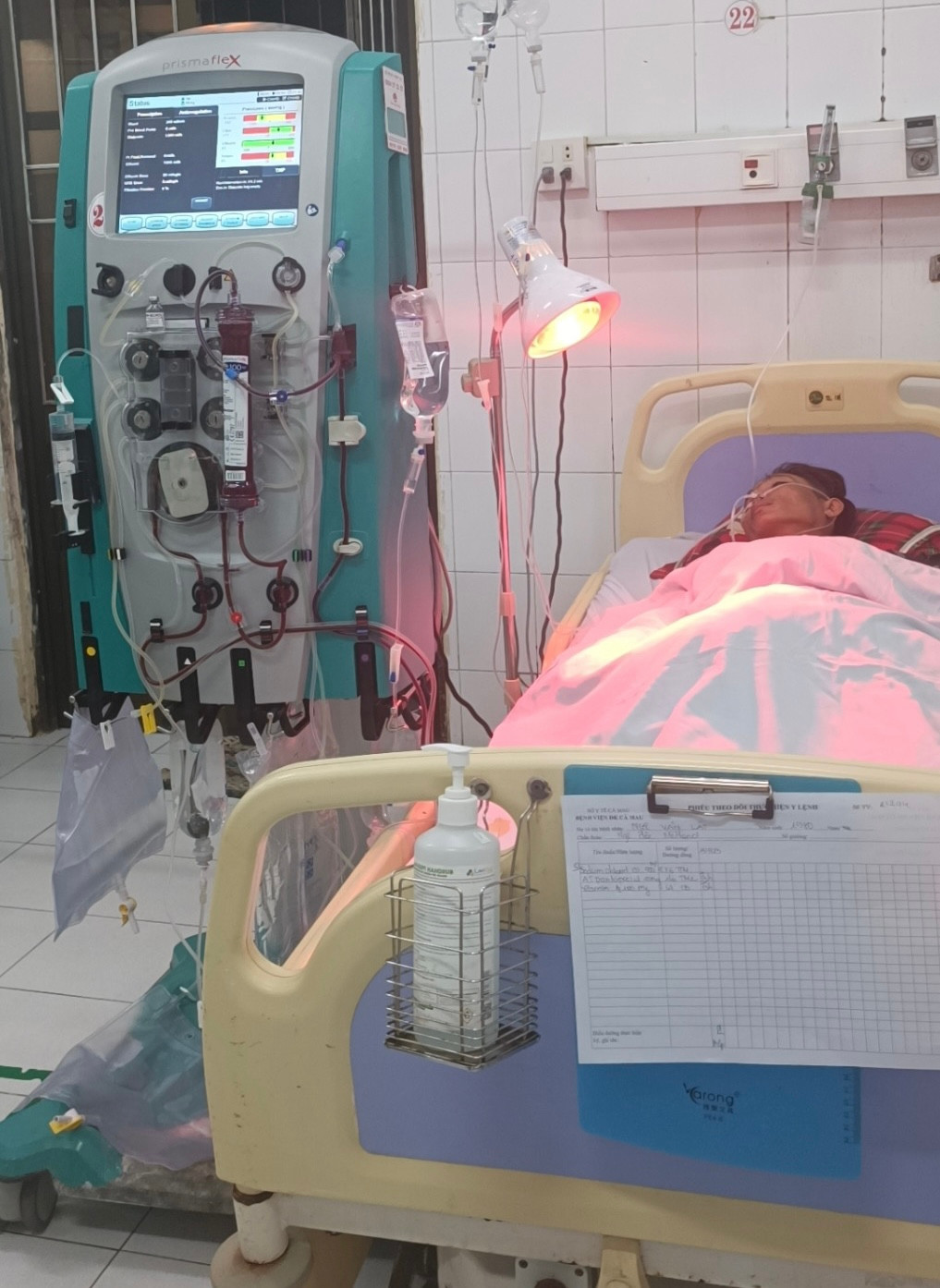 Người đàn ông bị ngộ độc rượu vì nhậu 3 ngày liên tục. Người đàn ông bị ngộ độc rượu vì nhậu 3 ngày liên tục.