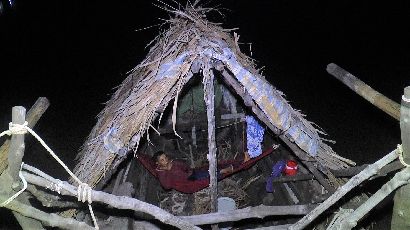 13 tuổi, ông Lương Văn Dừa (ngụ xã Tân Ân Tây, huyện Ngọc Hiển) đã theo người cô xuống Cà Mau để phụ kéo đáy. Nhận thấy công việc thuận lợi, kiếm ra tiền nên ông gắn với nghề đáy mấy mươi năm nay. Và vui hơn, khi vợ ông cùng chồng sáng tối có nhau làm nghề đáy kiếm tiền nuôi con ăn học. 13 tuổi, ông Lương Văn Dừa (ngụ xã Tân Ân Tây, huyện Ngọc Hiển) đã theo người cô xuống Cà Mau để phụ kéo đáy. Nhận thấy công việc thuận lợi, kiếm ra tiền nên ông gắn với nghề đáy mấy mươi năm nay. Và vui hơn, khi vợ ông cùng chồng sáng tối có nhau làm nghề đáy kiếm tiền nuôi con ăn học.