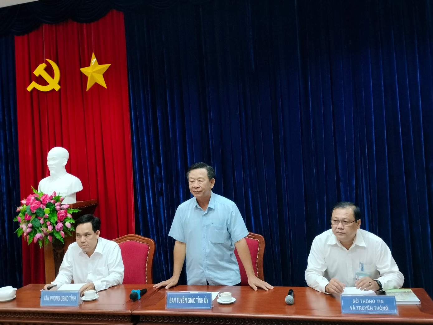 Ông Hồ Trung Việt, Trưởng Ban Tuyên giáo Tỉnh ủy Cà Mau thông tin tại buổi họp báo. Ảnh: Tân Lộc. Ông Hồ Trung Việt, Trưởng Ban Tuyên giáo Tỉnh ủy Cà Mau thông tin tại buổi họp báo. Ảnh: Tân Lộc.