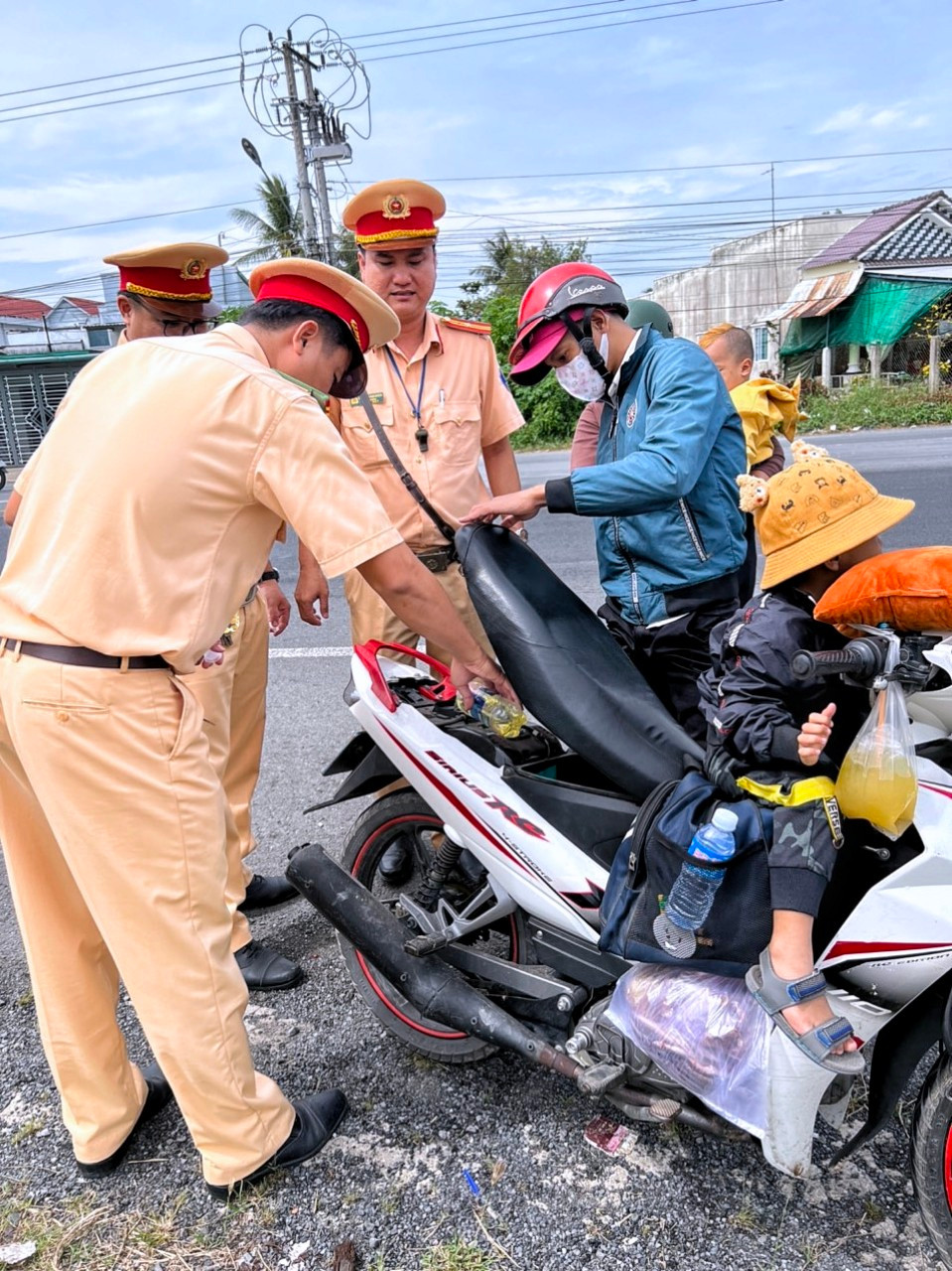 40 lít xăng miễn phí được lực lượng CSGT Bạc Liêu tận tay châm vào bình xăng cho người dân trên hành trình trở lại làm việc. 40 lít xăng miễn phí được lực lượng CSGT Bạc Liêu tận tay châm vào bình xăng cho người dân trên hành trình trở lại làm việc.