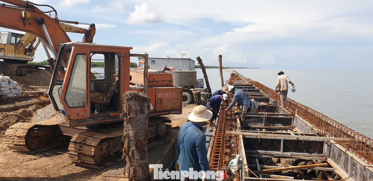Về vấn đề sạt lở bờ biển, ông Huỳnh Quốc Việt, Chủ tịch UBND tỉnh Cà Mau cho hay, dự kiến trong tháng 5, tỉnh sẽ báo cáo lên Thủ tướng và các bộ, ngành Trung ương quan tâm, xem xét hỗ trợ vốn để địa phương khắc phục sạt lở. “Chúng tôi tính toán, nếu thực hiện kè hết chỗ bờ biển bị sạt lở phải mất khoảng 5.000 tỷ, tương đương 50 tỷ/kilomet. Tổng chi phí kè thêm bờ sông có thể lên tới 6.000 – 7.000 tỷ”. Về vấn đề sạt lở bờ biển, ông Huỳnh Quốc Việt, Chủ tịch UBND tỉnh Cà Mau cho hay, dự kiến trong tháng 5, tỉnh sẽ báo cáo lên Thủ tướng và các bộ, ngành Trung ương quan tâm, xem xét hỗ trợ vốn để địa phương khắc phục sạt lở. “Chúng tôi tính toán, nếu thực hiện kè hết chỗ bờ biển bị sạt lở phải mất khoảng 5.000 tỷ, tương đương 50 tỷ/kilomet. Tổng chi phí kè thêm bờ sông có thể lên tới 6.000 – 7.000 tỷ”.