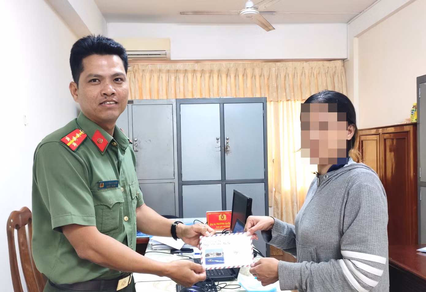 Chị Nguyễn Kiều Diễm vừa tận tay viết thư cảm ơn gửi đến Đại tá Phạm Thành Sỹ, Giám đốc Công an tỉnh Cà Mau và Cơ quan An ninh điều tra của tỉnh. Chị Nguyễn Kiều Diễm vừa tận tay viết thư cảm ơn gửi đến Đại tá Phạm Thành Sỹ, Giám đốc Công an tỉnh Cà Mau và Cơ quan An ninh điều tra của tỉnh.