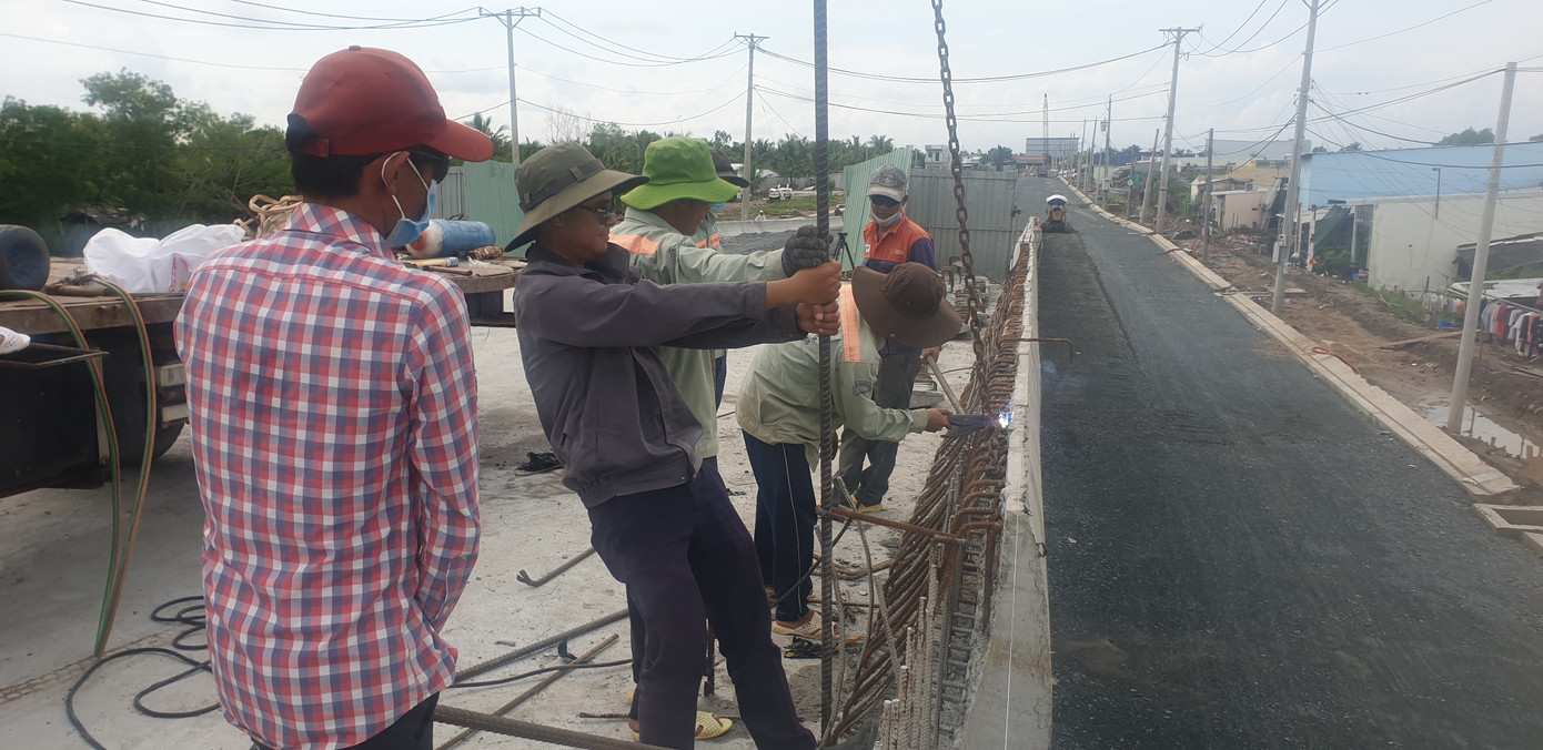 Các kỹ sư, công nhân, giám sát chia làm các ca làm việc xuyên suốt trên công trường, đảm bảo tiến độ. Các kỹ sư, công nhân, giám sát chia làm các ca làm việc xuyên suốt trên công trường, đảm bảo tiến độ.