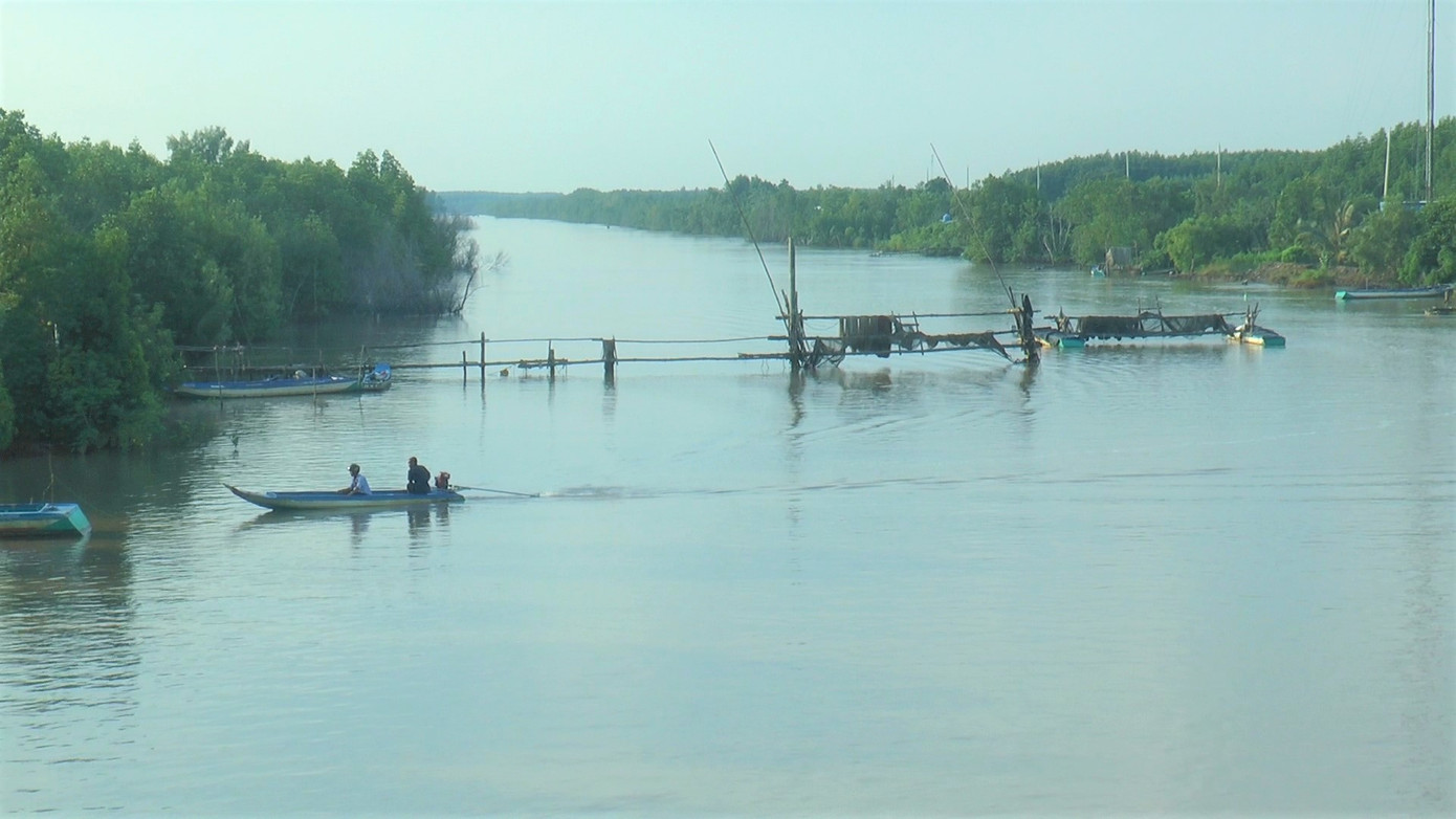 Đóng đáy là hình thức đánh bắt tôm cá bằng lưới ở những nơi có dòng nước chảy mạnh đổ ra các cửa sông, cửa biển. Tuỳ thuộc vào địa hình, địa thế, người dân chọn hình thức sử dụng đáy hàng bè, đáy phao hay đáy hàng cột để đánh bắt thuỷ sản. Đóng đáy là hình thức đánh bắt tôm cá bằng lưới ở những nơi có dòng nước chảy mạnh đổ ra các cửa sông, cửa biển. Tuỳ thuộc vào địa hình, địa thế, người dân chọn hình thức sử dụng đáy hàng bè, đáy phao hay đáy hàng cột để đánh bắt thuỷ sản.
