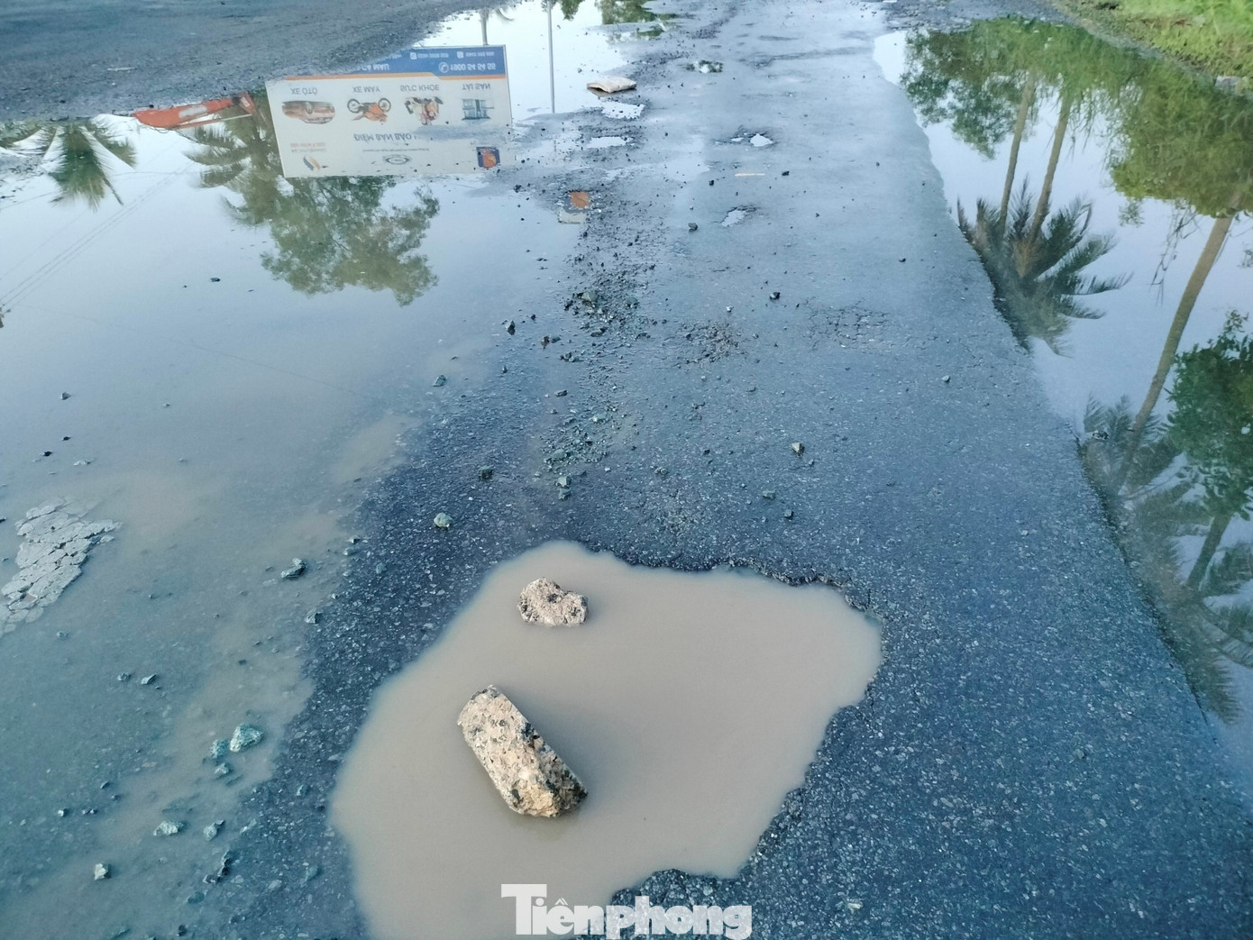 "Ổ voi, ổ gà" xuất hiện trên mặt đường tiềm ẩn nguy cơ gây mất an toàn giao thông. Ảnh chụp ngày 5/10 (đoạn qua xã An Xuyên, thành phố Cà Mau). "Ổ voi, ổ gà" xuất hiện trên mặt đường tiềm ẩn nguy cơ gây mất an toàn giao thông. Ảnh chụp ngày 5/10 (đoạn qua xã An Xuyên, thành phố Cà Mau).