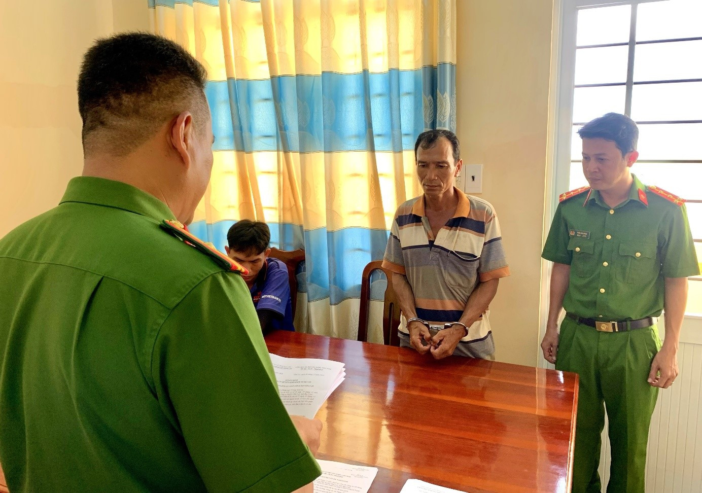 Diệp Đen tại cơ quan công an. Diệp Đen tại cơ quan công an.