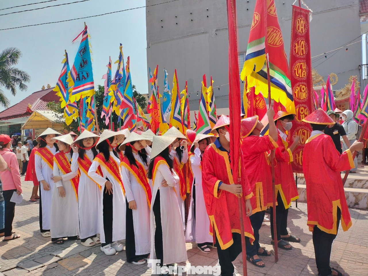 Những ngày diễn ra lễ hội, xung quanh khu vực lăng được trang hoàng rất đẹp mắt với nhiều cờ phướn. Đúng 11h, lễ rước Ông được khởi hành tại lăng Ông, sau đó diễu hành quanh thị trấn Sông Đốc hòa cùng tiếng trống, tiếng kèn rộn ràng của đội nhạc lễ tạo nên không khí lễ hội náo nhiệt.