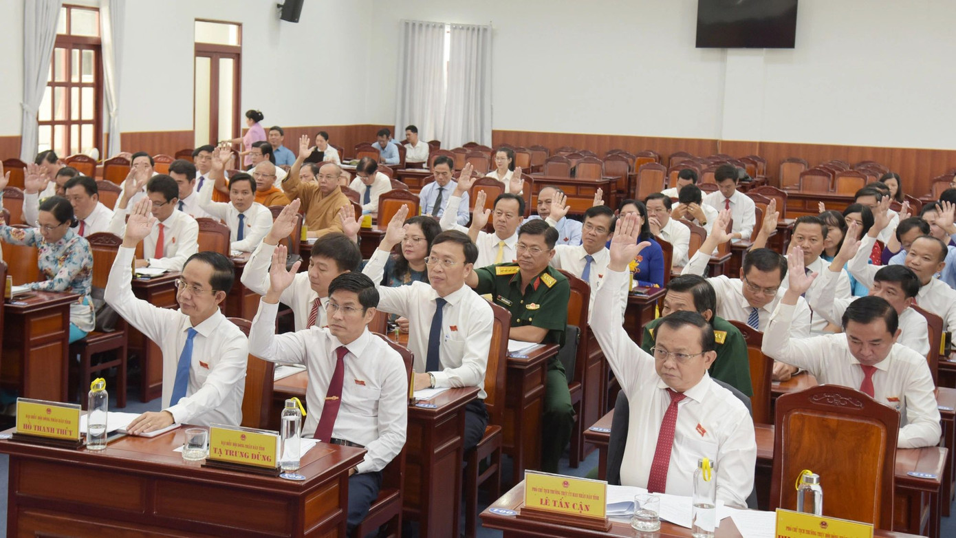 Đại biểu HĐND tỉnh Bạc Liêu biểu quyết thông qua các nghị quyết tại kỳ họp chuyên đề. Ảnh: T.N.