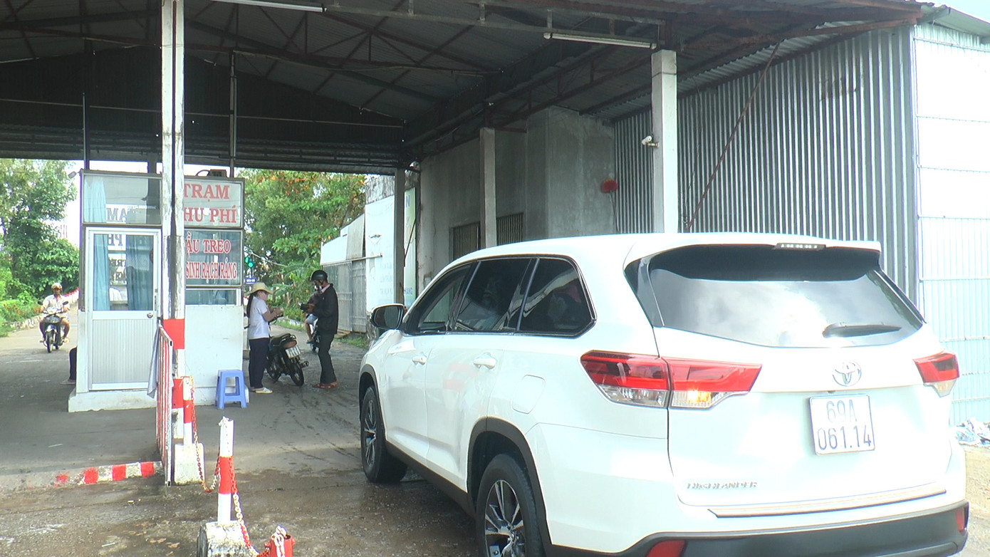 Theo ghi nhận của phóng viên Tiền Phong, sáng 17/10, một số xe ô tô chưa nắm được thông tin, khi di chuyển đến khu vực cầu buộc phải quay đầu.