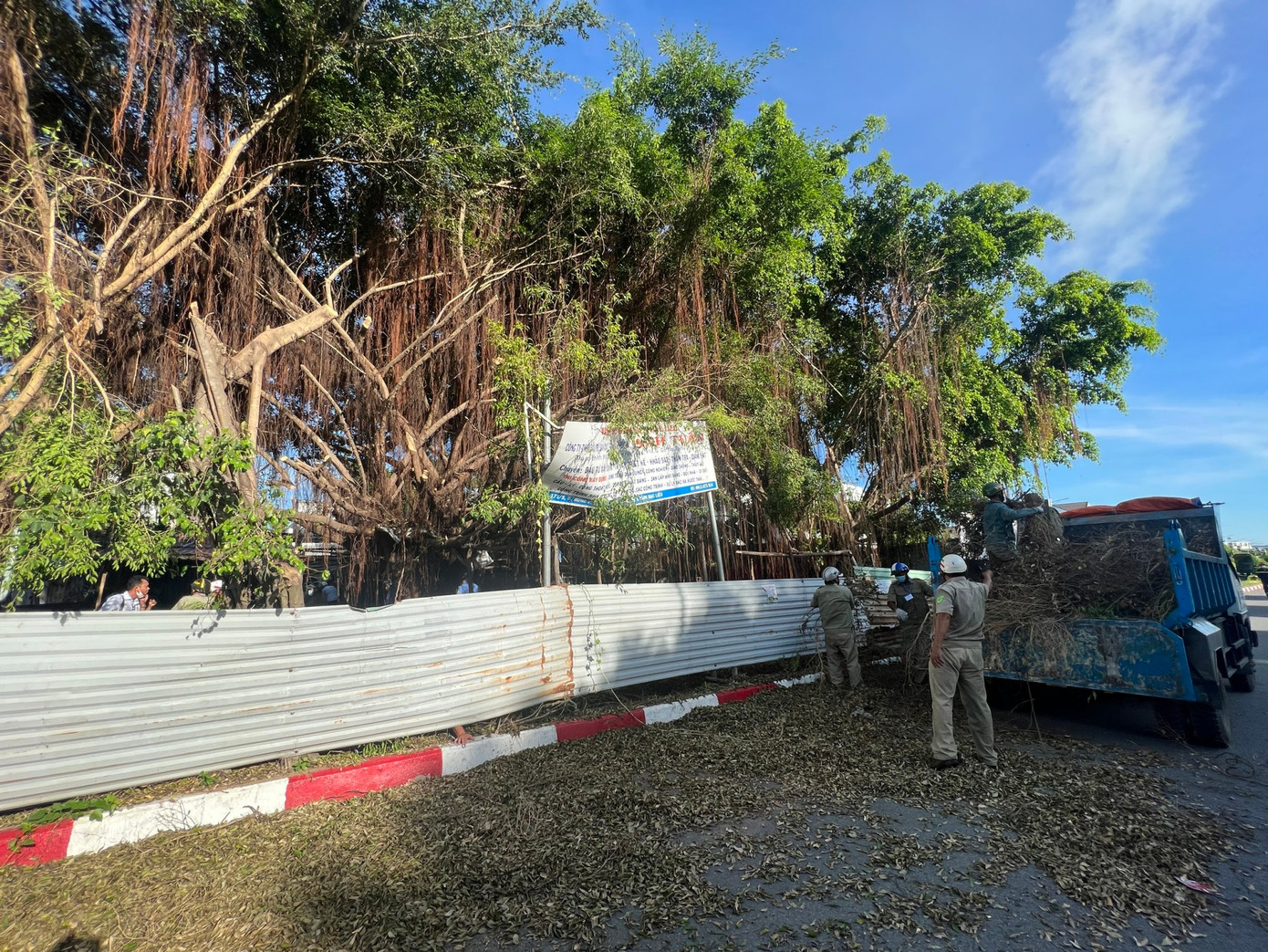 Ngày 11/7, theo tỉnh Bạc Liêu, gia đình ông Đỗ Thành Hưng (ngụ khóm 5, phường 1, thành phố Bạc Liêu) đã nhận thức rõ vấn đề, đồng ý tự nguyện tháo dỡ các công trình, cây xanh… (với tổng diện tích 309,3m2) để bàn giao mặt bằng cho các cơ quan chức năng triển khai thi công hoàn thành tuyến đường Võ Văn Kiệt. Ngày 11/7, theo tỉnh Bạc Liêu, gia đình ông Đỗ Thành Hưng (ngụ khóm 5, phường 1, thành phố Bạc Liêu) đã nhận thức rõ vấn đề, đồng ý tự nguyện tháo dỡ các công trình, cây xanh… (với tổng diện tích 309,3m2) để bàn giao mặt bằng cho các cơ quan chức năng triển khai thi công hoàn thành tuyến đường Võ Văn Kiệt.