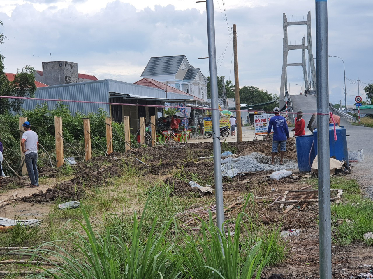 Công trình xây hàng rào dây thép gai của ông Hiếu trên đất dành cho giao thông. Ảnh chụp vào thời điểm năm 2019. Công trình xây hàng rào dây thép gai của ông Hiếu trên đất dành cho giao thông. Ảnh chụp vào thời điểm năm 2019.
