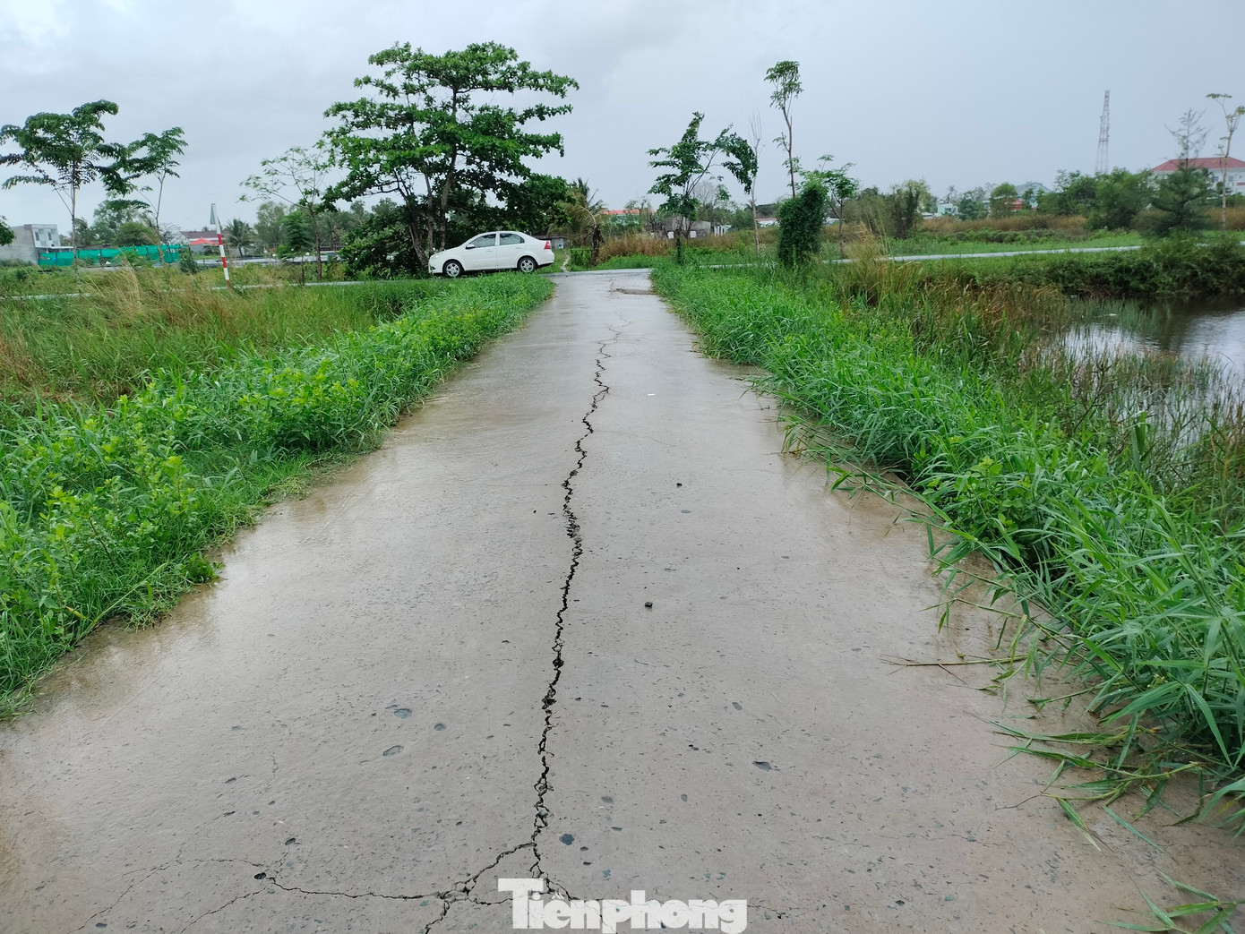 Con đường dẫn vào Trung tâm có dấu hiệu xuống cấp, vết nứt nằm giữa đường.