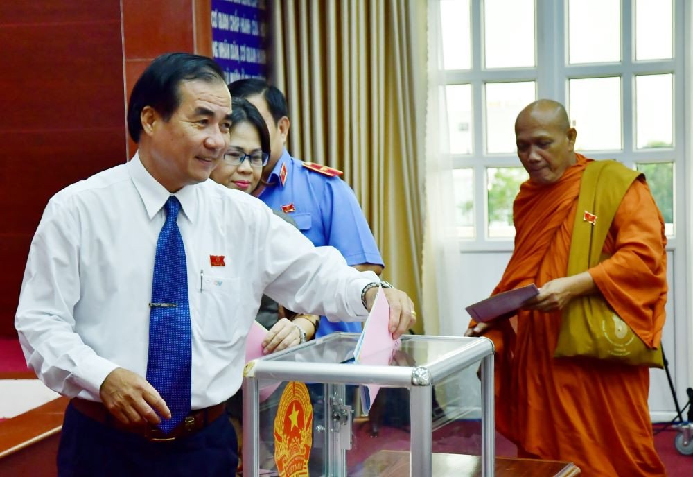 Các đại biểu bỏ phiếu tín nhiệm.