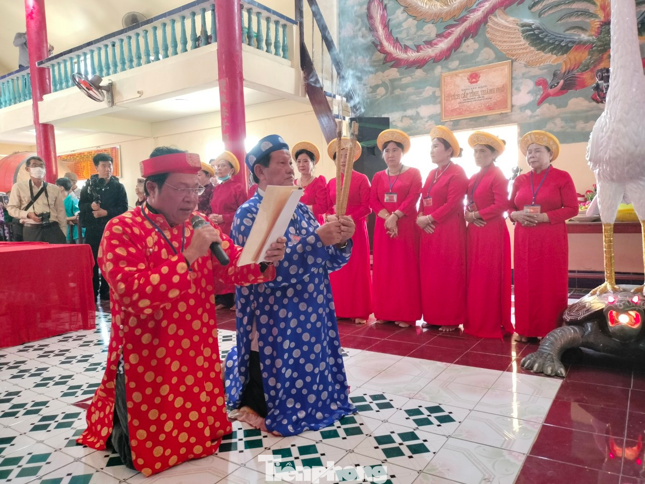 Từng đoàn tàu tham gia “Nghinh Ông” đều chạy ra biển theo hướng Hòn Chuối. Tàu chạy khi nào đến lằn ranh nước trong thì người chánh lễ làm thủ tục khấn vái, thắp hương và “xin keo”. Khi xin “được keo” thì tàu quay về và đem những lọ nước biển trong lành về Lăng Ông thờ cúng.