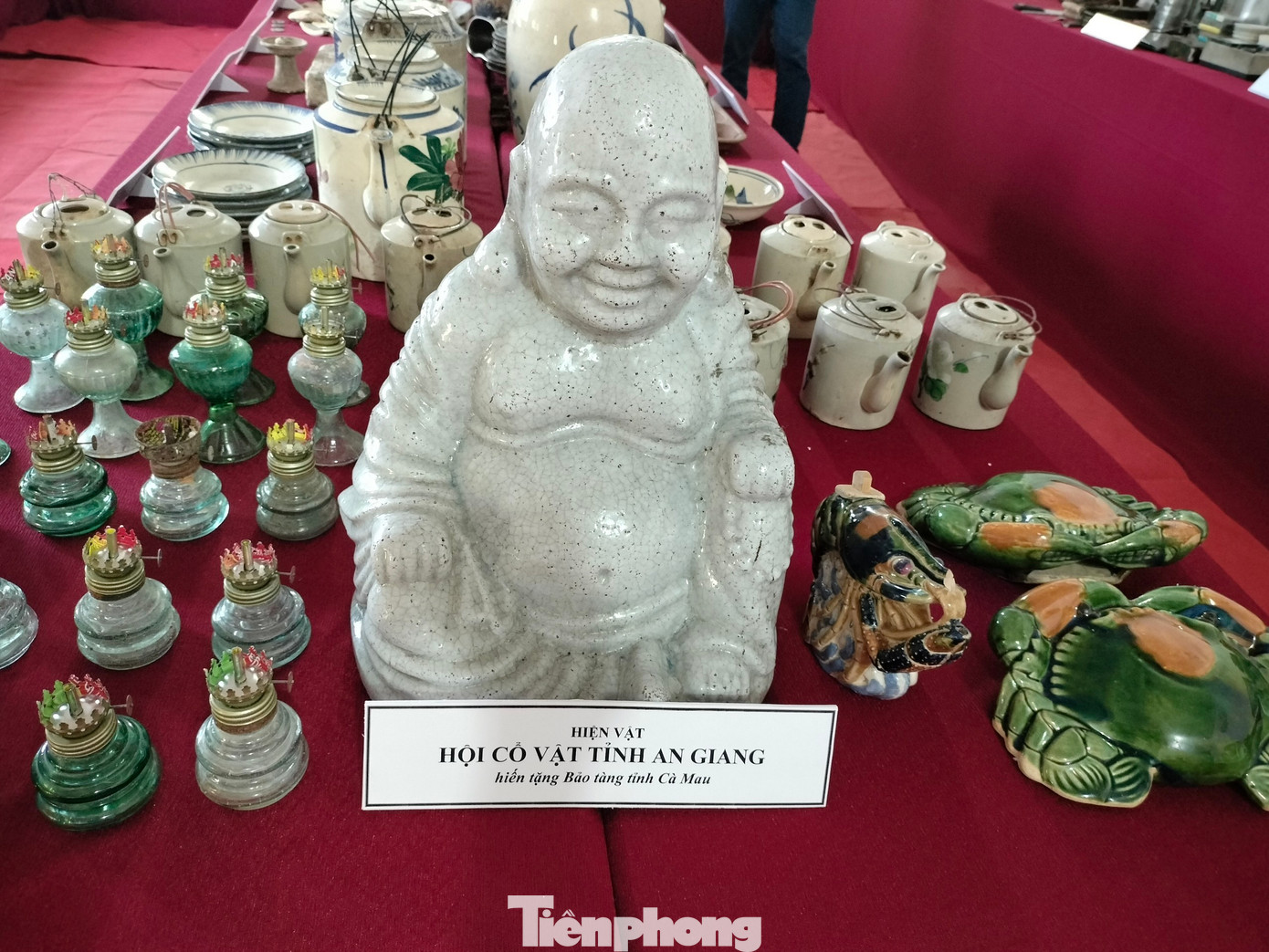 Đây là những hiện vật cổ mà đơn vị tiếp nhận từ các nhà sưu tầm thuộc Hội Cổ vật tỉnh An Giang, Câu lạc bộ Cổ vật Thuận An, Chi hội Cổ Ngoạn Sài Gòn, Chi hội Đồ xưa huyện Châu Thành, Chi hội Caphe Đồ xưa Thoại Sơn hiến tặng trong năm 2022.