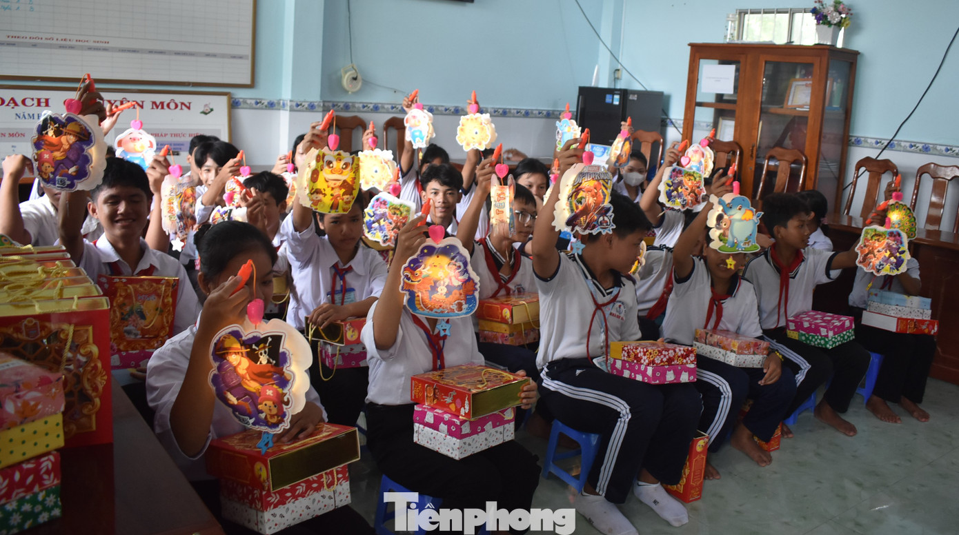 Các em học sinh hân hoan đón nhận quà Trung thu. Các em học sinh hân hoan đón nhận quà Trung thu.