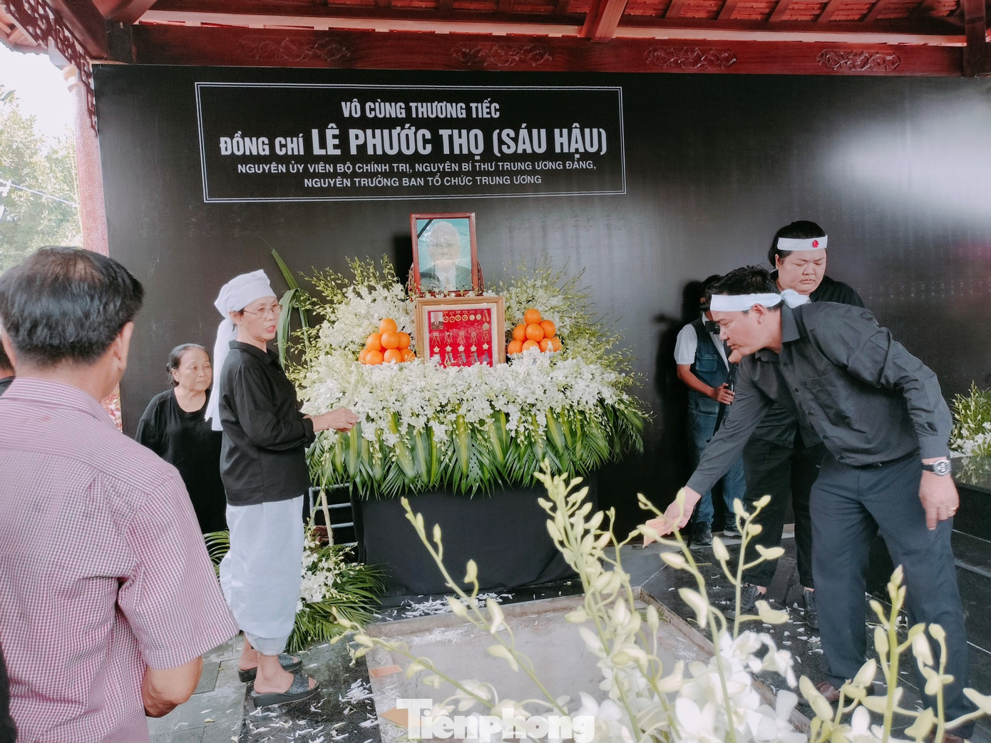 Những nắm đất ở quê hương Cà Mau được gia đình, thân quyến cùng các lãnh đạo các tỉnh, thành phố, lãnh đạo tỉnh Cà Mau rải xuống phần mộ ông Lê Phước Thọ.