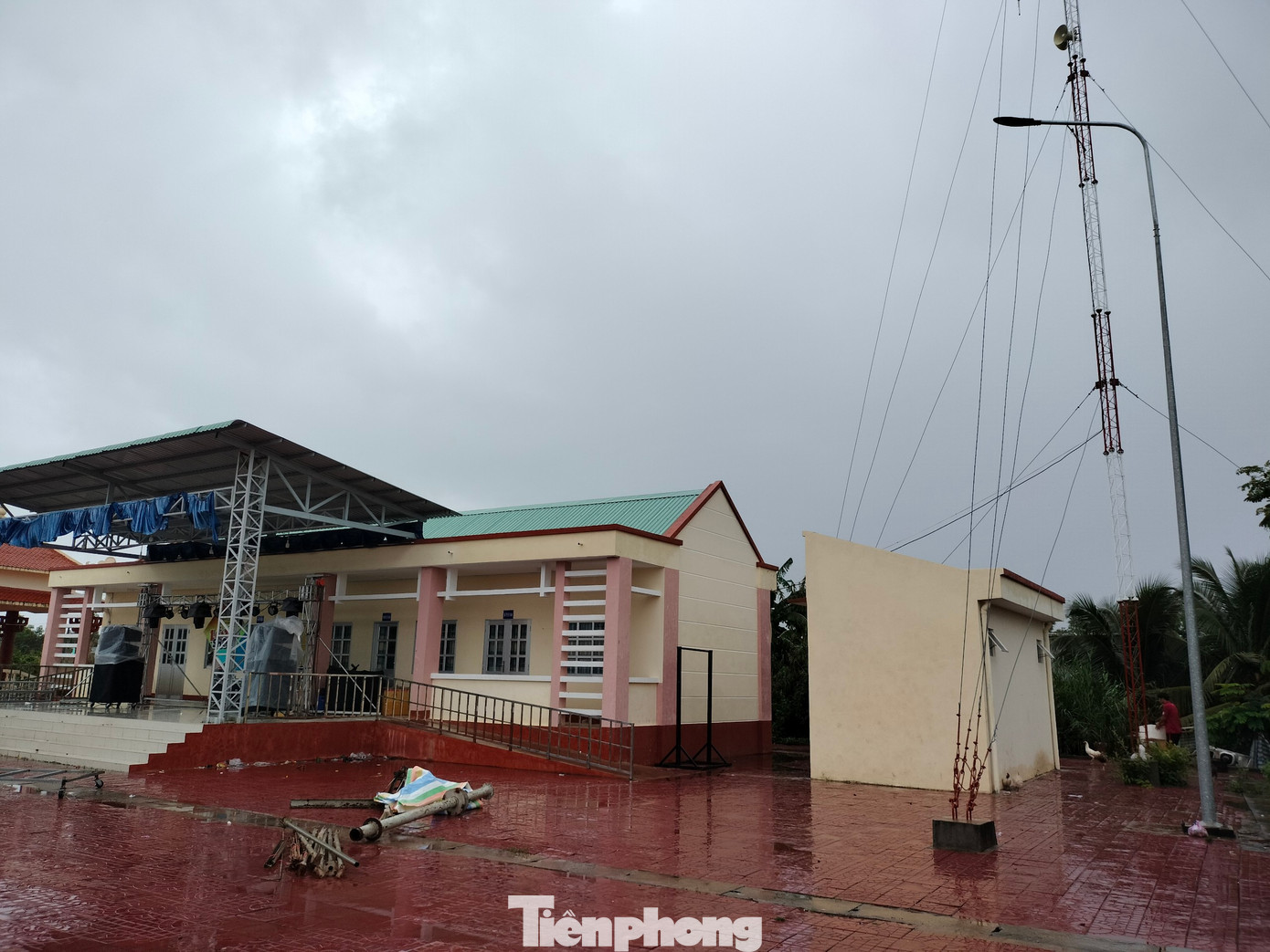 Theo quy hoạch, tổng diện tích Trung tâm là 14.000m2 (trong đó, người dân đã hiến 7.000m2), huyện Phú Tân đang có kế hoạch thu hồi phần mặt bằng còn lại. Trung tâm cũng đã lắp xong đài truyền thanh của xã theo đề án của UBND huyện. Ảnh: Tân Lộc.