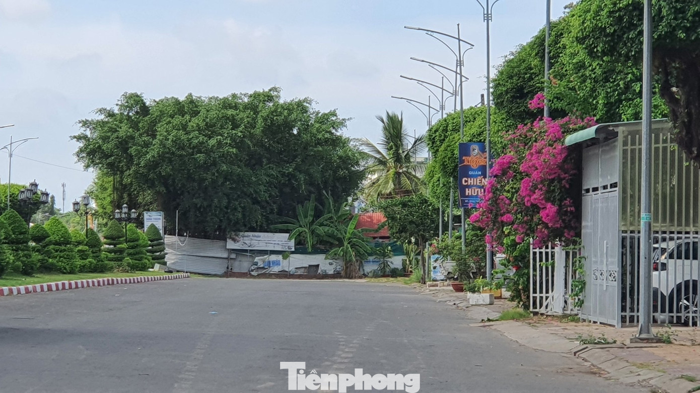 Thực tế, người tham gia giao thông khi đi từ ngã 5 tượng đài Chiến thắng đến Trung tâm Văn hóa tỉnh Bạc Liêu đến gần giữa đường Hùng Vương phải rẽ trái đi ngược chiều qua phần đường đối diện vì cuối tuyến vướng mặt bằng hộ ông Hưng.