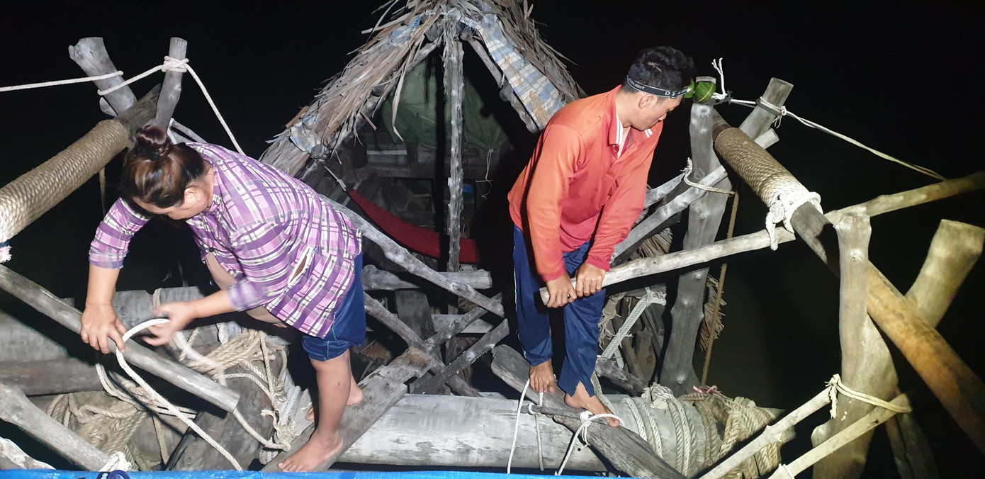 Việc thả đáy và thu đáy là việc làm nặng nhọc đòi hỏi người làm nghề phải có sức khoẻ và sự dẻo dai. Những lúc con nước lớn ròng chuyển về đêm thì người làm nghề đóng đáy cũng cực hơn và phải sáng đêm theo con nước. Việc thả đáy và thu đáy là việc làm nặng nhọc đòi hỏi người làm nghề phải có sức khoẻ và sự dẻo dai. Những lúc con nước lớn ròng chuyển về đêm thì người làm nghề đóng đáy cũng cực hơn và phải sáng đêm theo con nước.