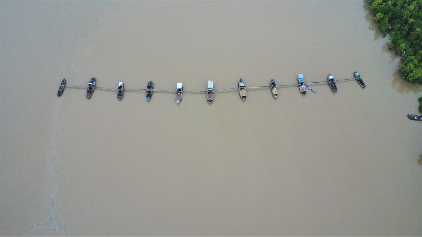 Ở những đoạn sông sâu khó có thể cắm được cột, người dân thường sử dụng hình thức đáy hàng bè. Bè là những chiếc ghe được nối lại với nhau bằng các cây dài hàng chục mét. Miệng đáy được cố định xuống đáy sông để tránh trôi bè. Giữa các miệng đáy là các lưới được căng ngang để lợi dụng con nước lớn ròng chảy xiết sẽ hứng cá tôm trôi vào. Ở những đoạn sông sâu khó có thể cắm được cột, người dân thường sử dụng hình thức đáy hàng bè. Bè là những chiếc ghe được nối lại với nhau bằng các cây dài hàng chục mét. Miệng đáy được cố định xuống đáy sông để tránh trôi bè. Giữa các miệng đáy là các lưới được căng ngang để lợi dụng con nước lớn ròng chảy xiết sẽ hứng cá tôm trôi vào.