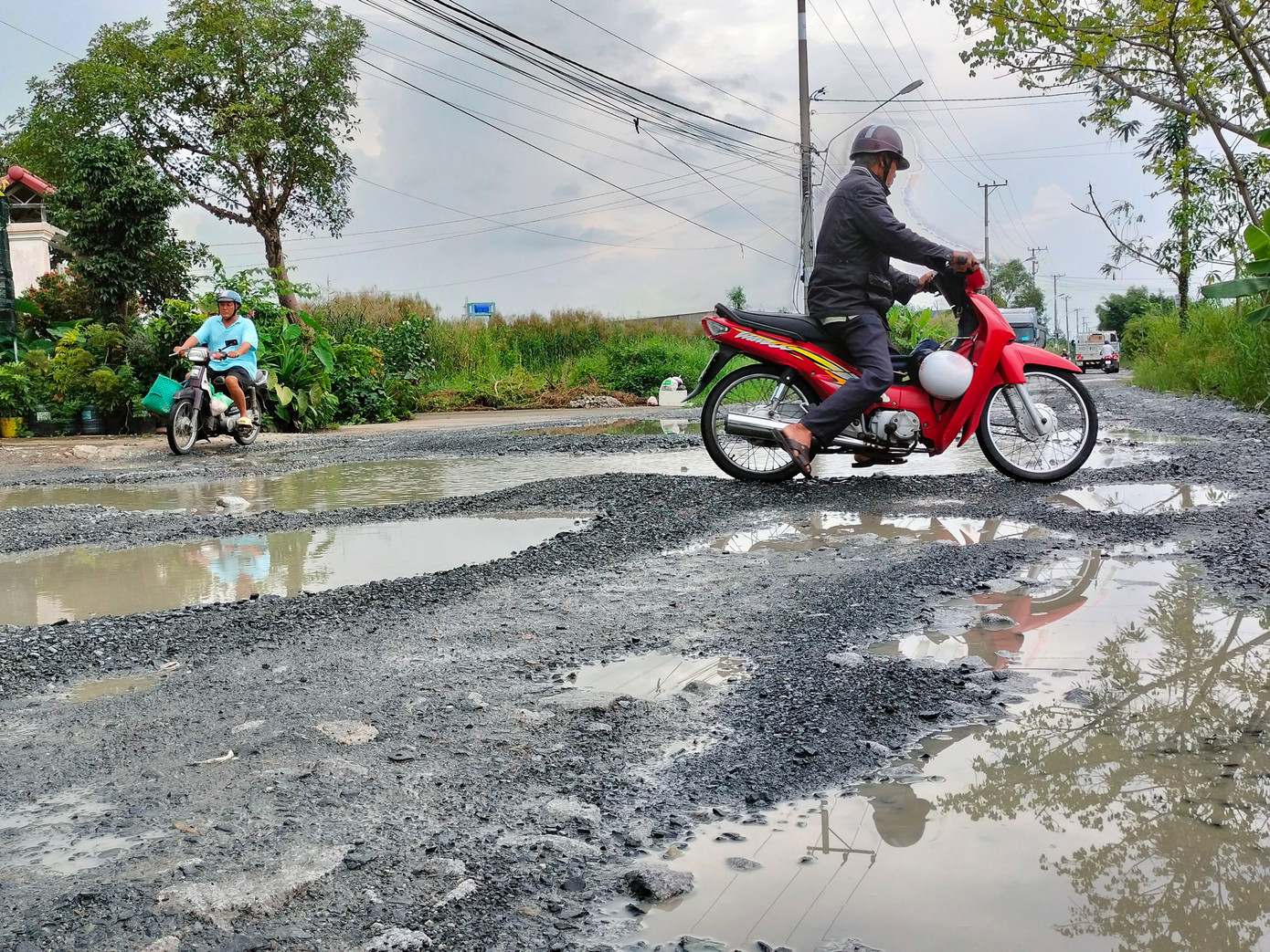 Sau mỗi trận mưa lớn, nước đọng lại ở các “ổ gà, ổ voi” khiến các phương tiện giao thông đi lại rất vất vả, thậm chí xảy ra nhiều vụ tai nạn.