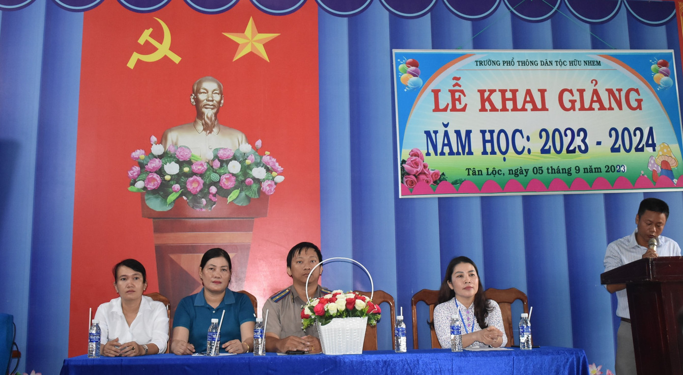 Lãnh đạo Chi cục THADS huyện Thới Bình và lãnh đạo UBND xã Tân Lộc đến dự lễ khai giảng tại Trường PTDT Nội trú Hữu Nhem.