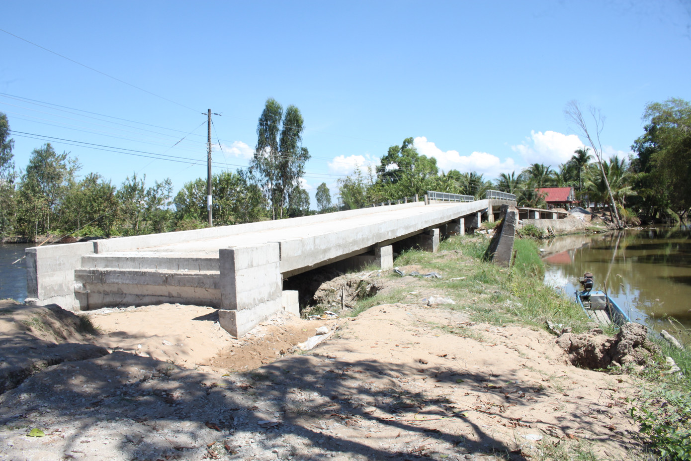 Hai bên đường dẫn vào cầu kênh Chính Cò chưa được triển khai thi công, khiến việc đi lại của người dân, các em học sinh rất khó khăn, tiềm ẩn nguy cơ mất an toàn giao thông rất cao.
