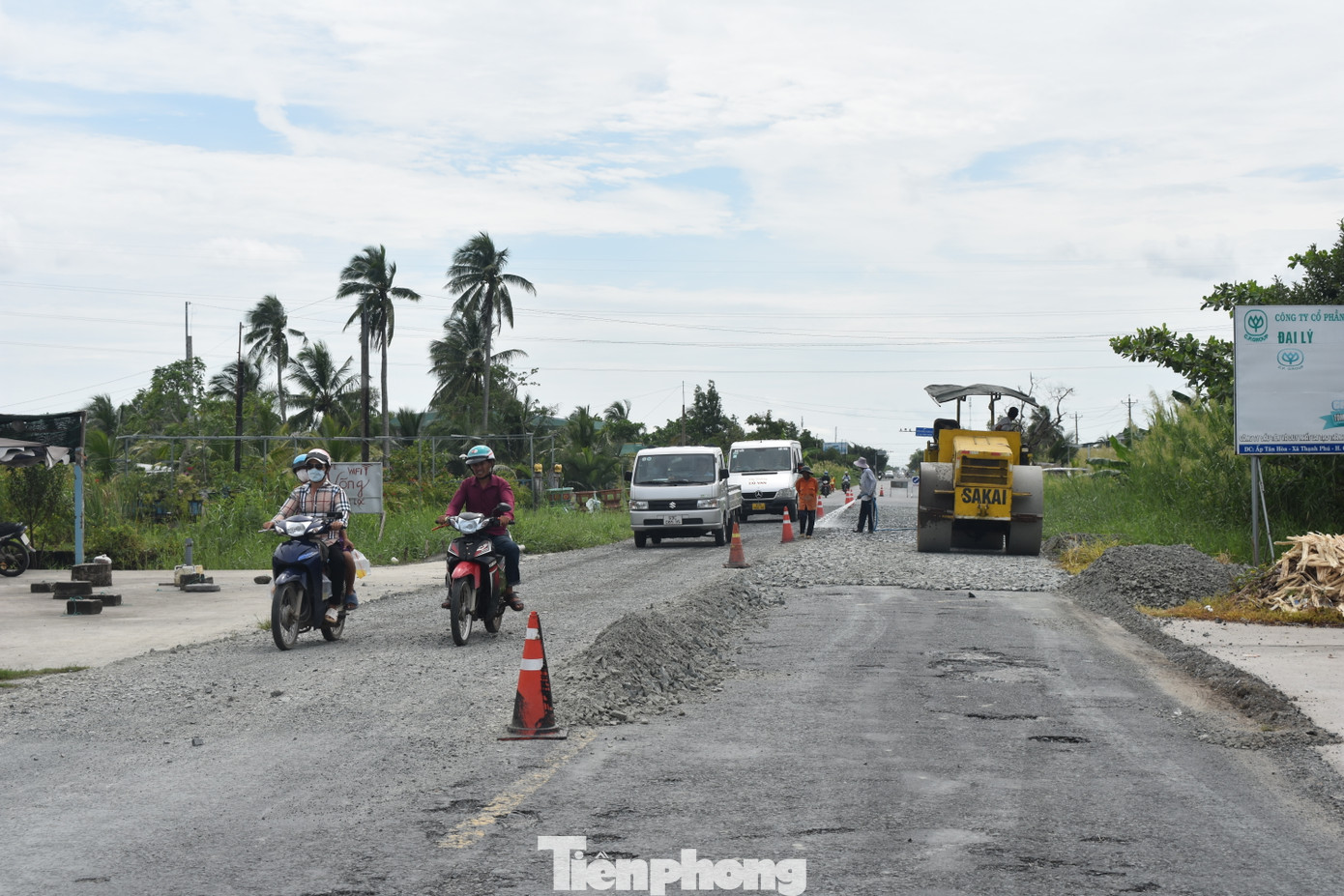 Đơn vị thi công đang sửa chữa tuyến quốc lộ 1 đoạn qua huyện Cái Nước (tỉnh Cà Mau). Đơn vị thi công đang sửa chữa tuyến quốc lộ 1 đoạn qua huyện Cái Nước (tỉnh Cà Mau).
