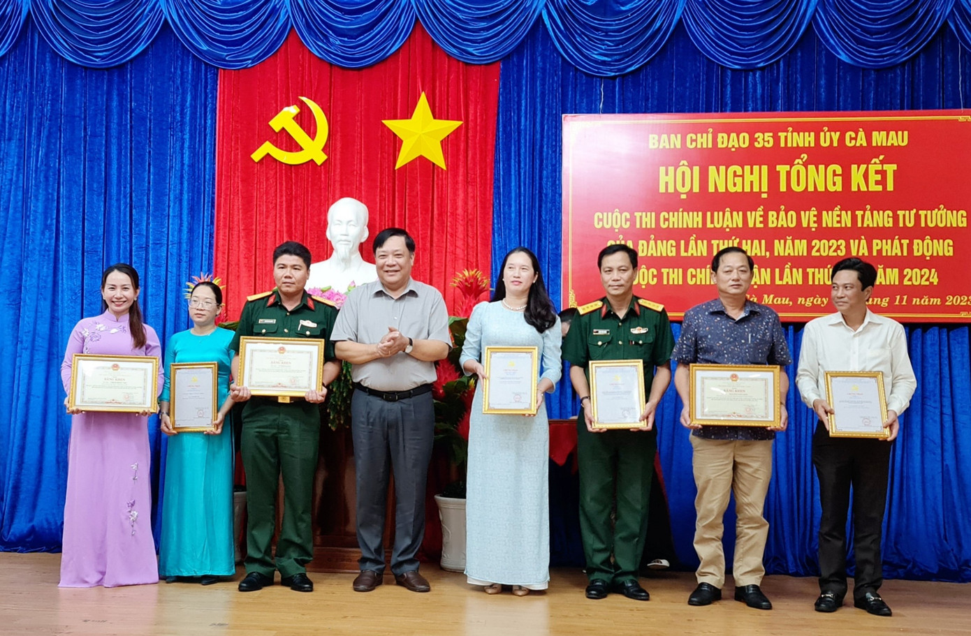 Ông Phạm Thành Ngại (thứ tư, từ trái qua) trao giải tại hội nghị. Ông Phạm Thành Ngại (thứ tư, từ trái qua) trao giải tại hội nghị.