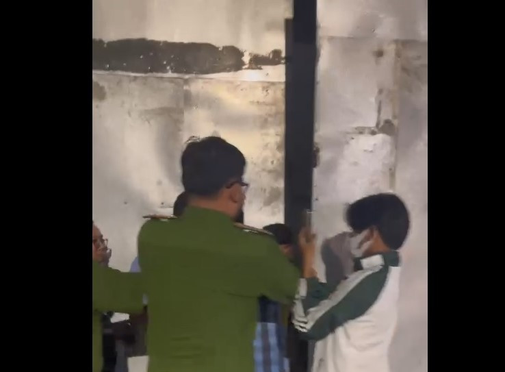 Lực lượng chức năng tiến hành kiểm tra nhà của ông Tâm. Lực lượng chức năng tiến hành kiểm tra nhà của ông Tâm.