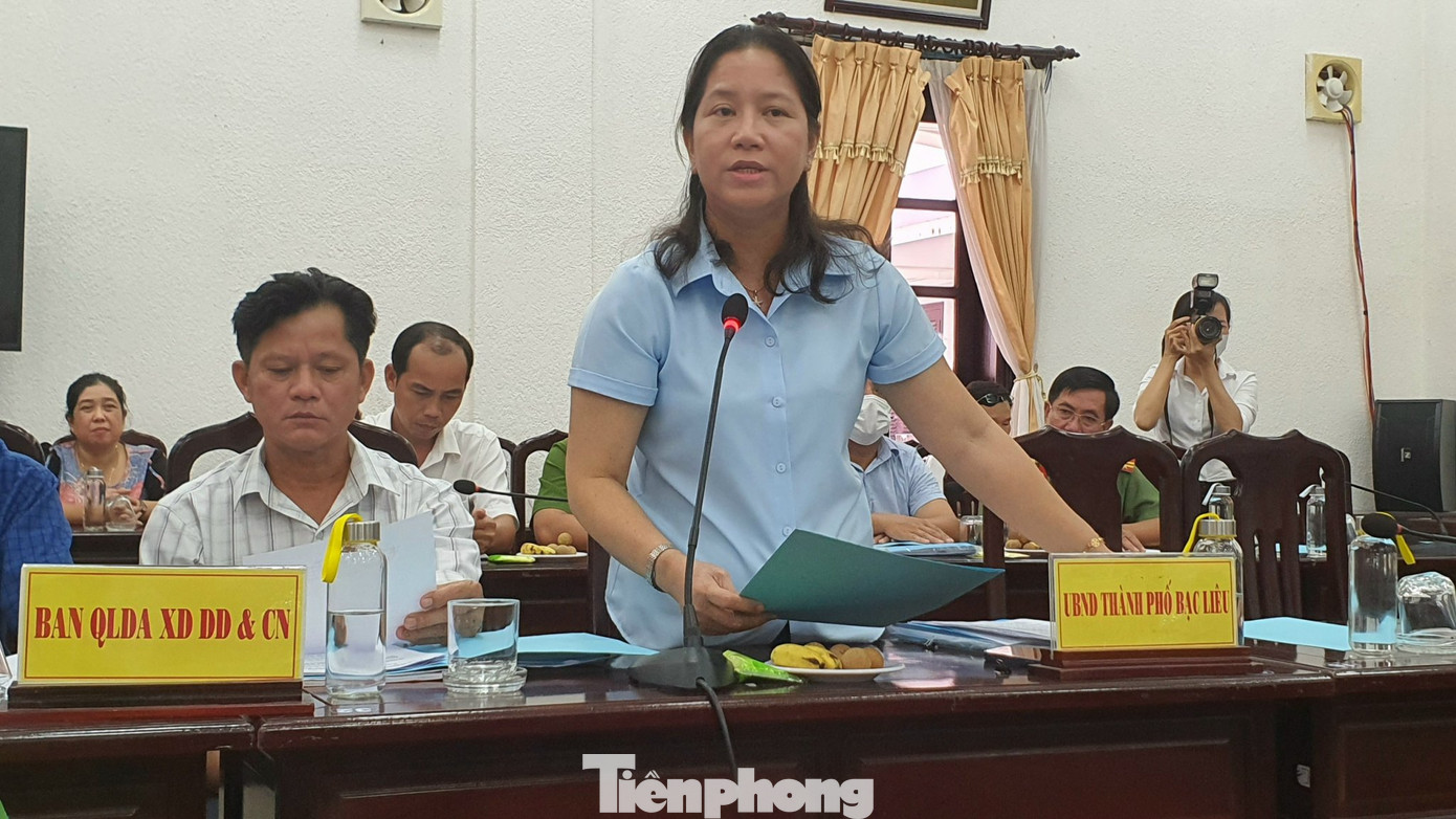 Tại cuộc họp báo thông tin về việc giải phóng mặt bằng (GPMB) đường Hùng Vương vào chiều 9/5, bà Lê Kim Thúy, Chủ tịch UBND thành phố Bạc Liêu cho biết, địa phương đã tổ chức họp dân trên tuyến thì hầu hết đều thể hiện sự bức xúc khi tuyến này nhiều năm qua chưa thông. Nhiều ý kiến cũng đồng tình với chủ trương của tỉnh về việc kiên quyết vận động hai hộ dân giao mặt bằng.