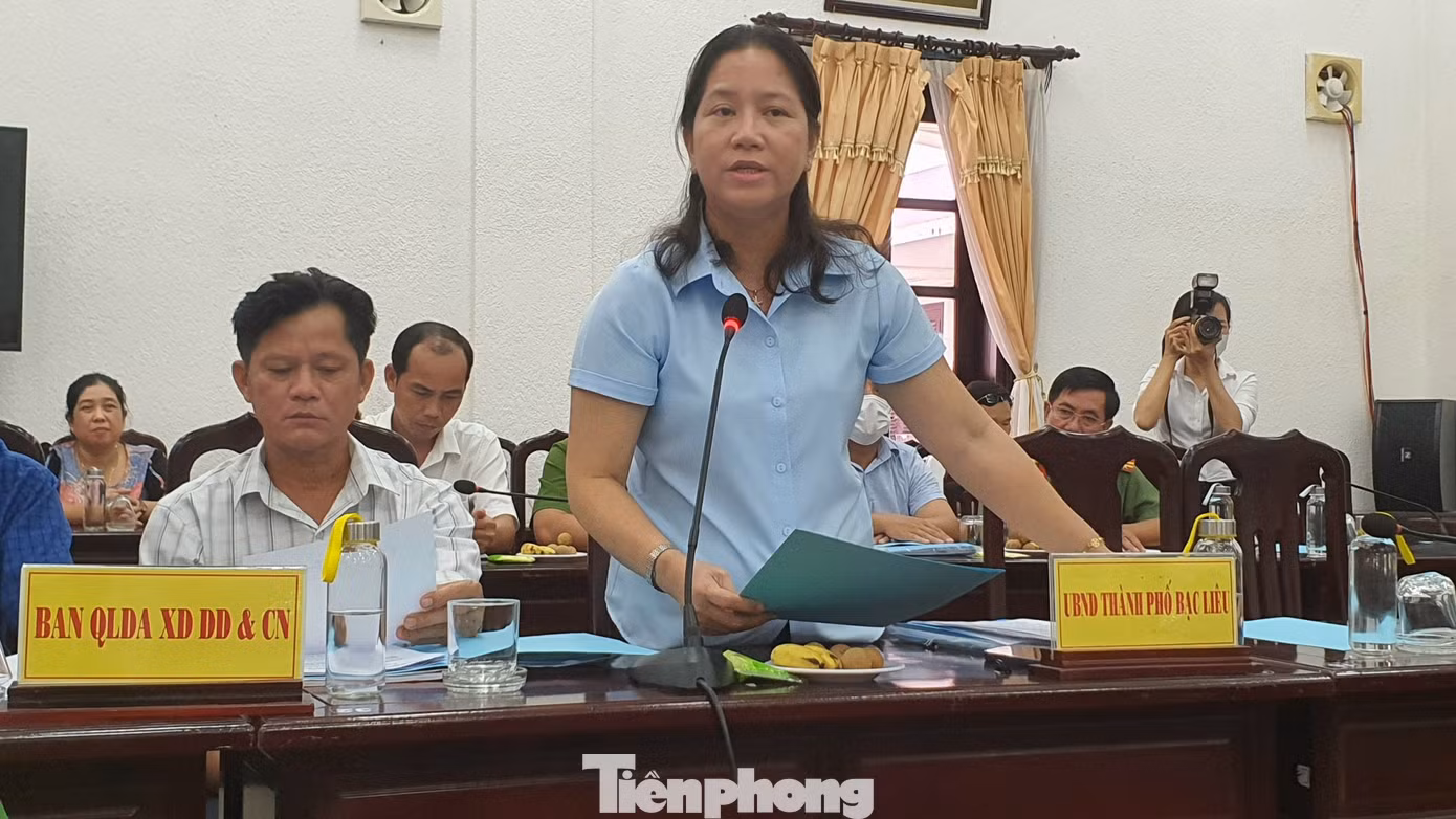 Tại cuộc họp báo thông tin về việc giải phóng mặt bằng (GPMB) đường Hùng Vương vào chiều 9/5, bà Lê Kim Thúy, Chủ tịch UBND thành phố Bạc Liêu cho biết, địa phương đã tổ chức họp dân trên tuyến thì hầu hết đều thể hiện sự bức xúc khi tuyến này nhiều năm qua chưa thông. Nhiều ý kiến cũng đồng tình với chủ trương của tỉnh về việc kiên quyết vận động hai hộ dân giao mặt bằng.