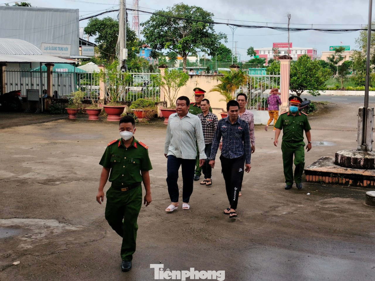 Các bị cáo được dẫn đến phiên toà. Ảnh: Tân Lộc.