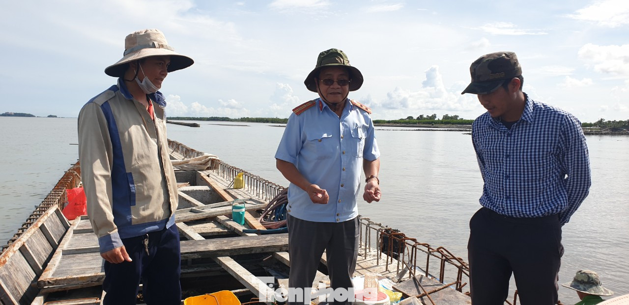 Ông Bùi Văn Đông, Hạt trưởng Hạt Quản lý đê điều Cà Mau cho biết, để chống sạt lở phía bên trong đê biển Tây, đơn vị thi công đang khẩn trương xây dựng bờ kè và hoàn thành đúng tiến độ để đưa vào sử dụng trước mùa mưa bão. Ông Bùi Văn Đông, Hạt trưởng Hạt Quản lý đê điều Cà Mau cho biết, để chống sạt lở phía bên trong đê biển Tây, đơn vị thi công đang khẩn trương xây dựng bờ kè và hoàn thành đúng tiến độ để đưa vào sử dụng trước mùa mưa bão.