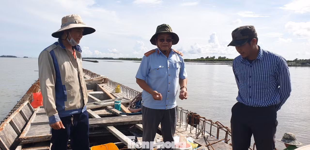 Ông Bùi Văn Đông, Hạt trưởng Hạt Quản lý đê điều Cà Mau cho biết, để chống sạt lở phía bên trong đê biển Tây, đơn vị thi công đang khẩn trương xây dựng bờ kè và hoàn thành đúng tiến độ để đưa vào sử dụng trước mùa mưa bão.