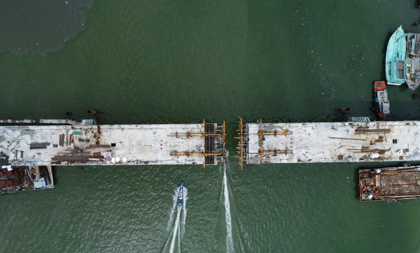 Dự án cầu qua sông Ông Đốc có tổng chiều dài hơn 1,4 km (bao gồm cả cầu và đường) với tổng mức đầu tư gần 700 tỷ đồng, khởi công tháng 10/2021. Dự án cầu qua sông Ông Đốc có tổng chiều dài hơn 1,4 km (bao gồm cả cầu và đường) với tổng mức đầu tư gần 700 tỷ đồng, khởi công tháng 10/2021.