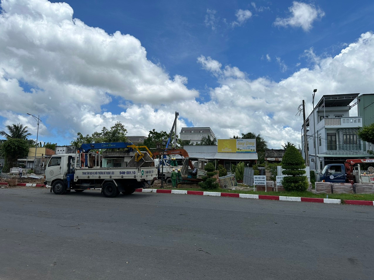 Ngành chức năng tiến hành tháo dỡ công trình nằm trên tuyến đường Võ Văn Kiệt, phường 1, thành phố Bạc Liêu. Ngành chức năng tiến hành tháo dỡ công trình nằm trên tuyến đường Võ Văn Kiệt, phường 1, thành phố Bạc Liêu.