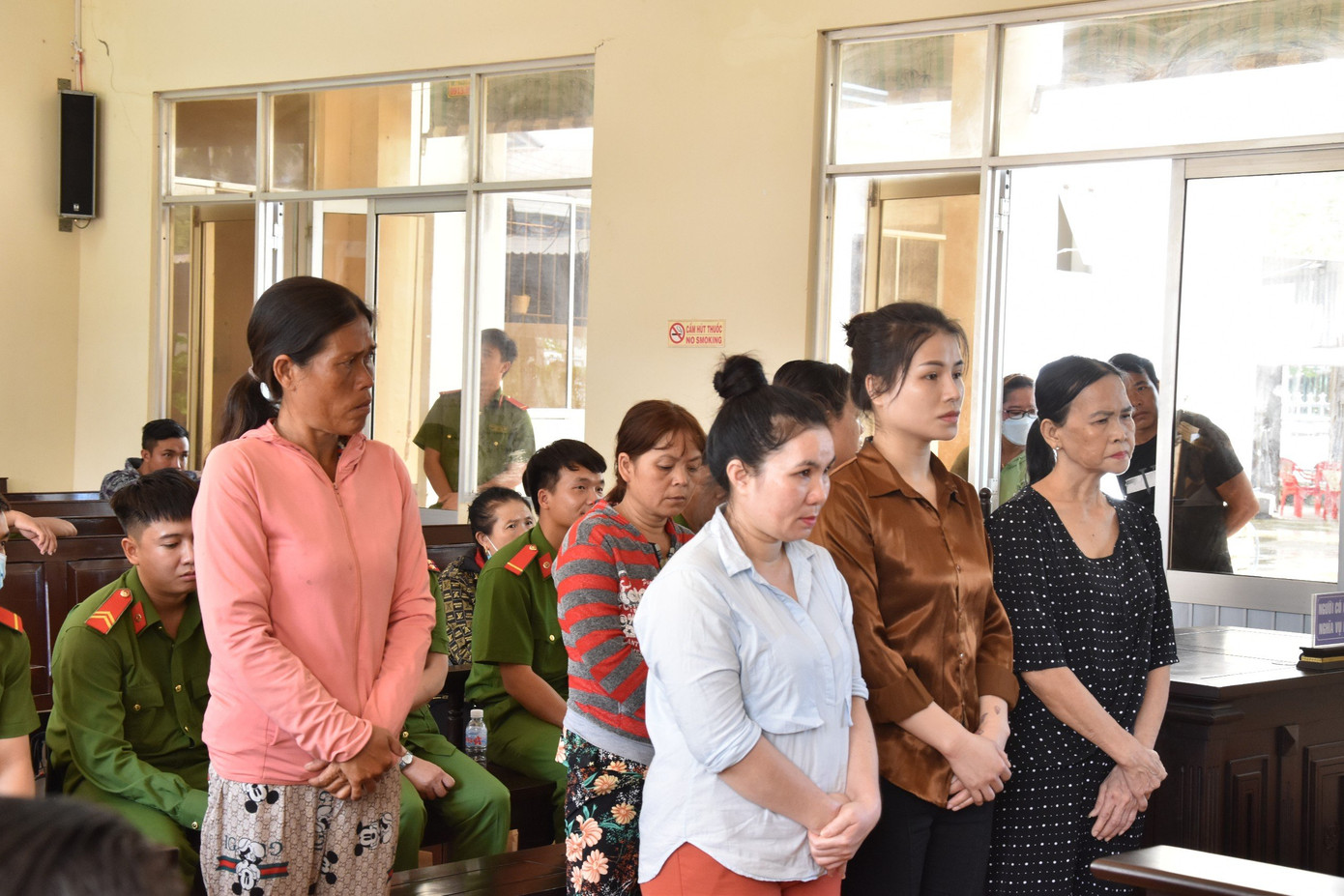 Các bị cáo tại phiên toà sơ thẩm. Ảnh: CTV.